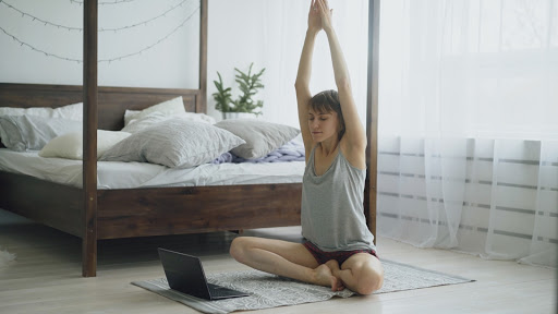 Lees meer over het artikel De voordelen van online Yoga en Mindfulness – Happy with Yoga aan het woord