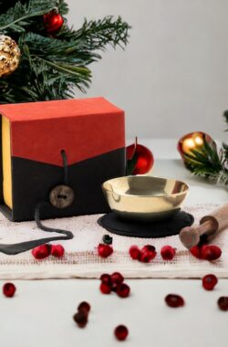 Mini klankschaal in een kleurrijke geschenkdoos, incl. zwarte pad en een houten stok (zwart/rood)