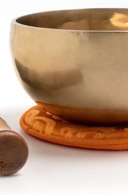 Handgehamerde traditionele klankschaal uit Nepal – hartschaal met oranje onderlegger en lotusbloem – inclusief hout-leren klopper – 2112 singing bowl set