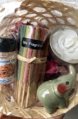 Mixed Geuren Mandje Giftset-Cadeauset 100% Natuurlijk Essentieel Olie met Wierook Sandle Wood Essential Olie, Droog bloemen en Kaars. Secented Dried Flowers Spa & Home Gift set.