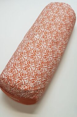 Om Namaste Bolster Design Oranje Yogabolster – Gevuld met Boekweitkaf